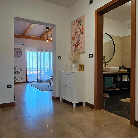Bluemare B6 With Shared Pool Apartman Ližnjan