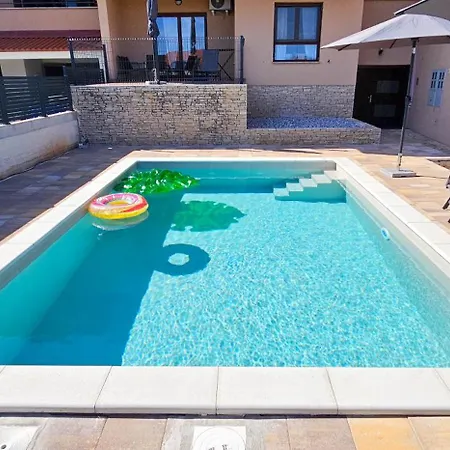Apartment Bluemare B6 With Shared Pool Liznjan